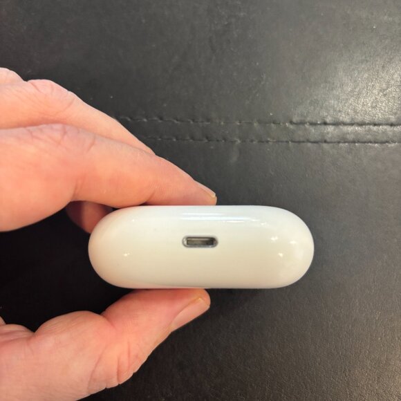 AirPods Pro 1st Gen (Model A2084) - Picture 6 of 8